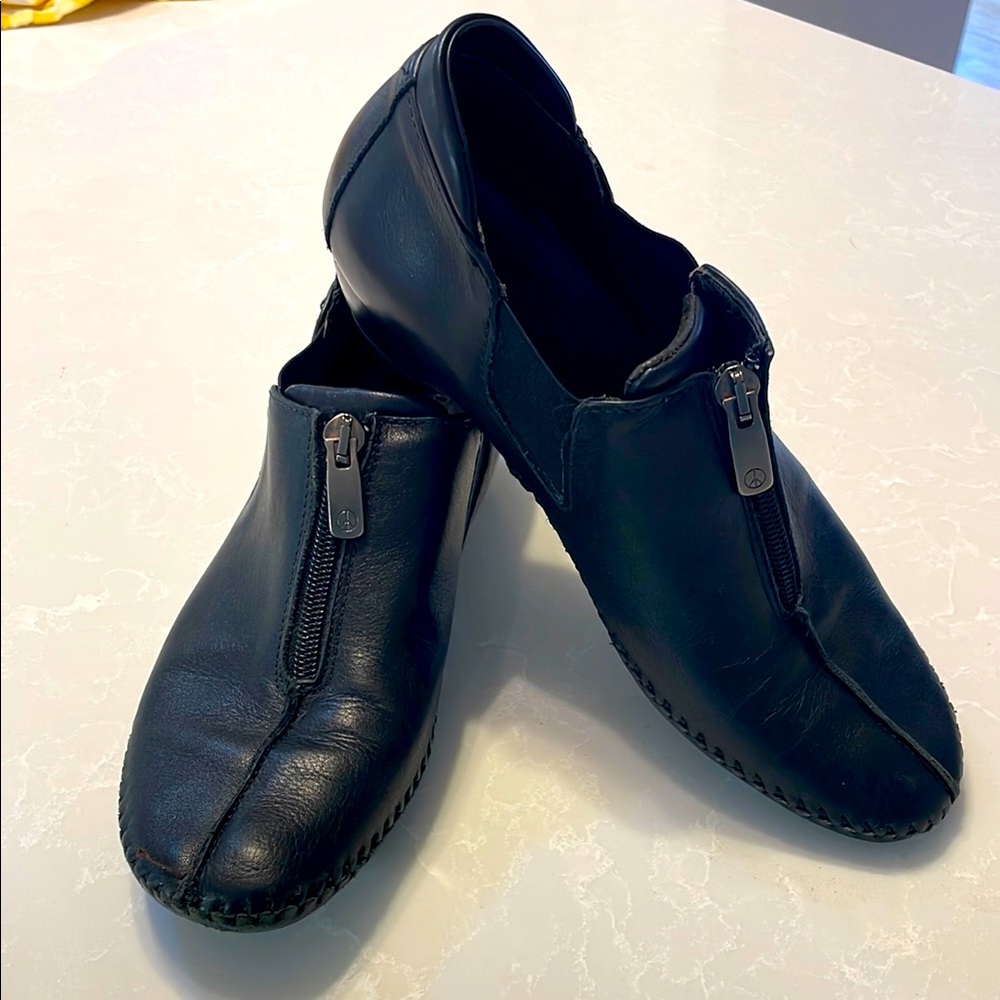 Women’s zip front  Donald Pliner Black Leather Shoes